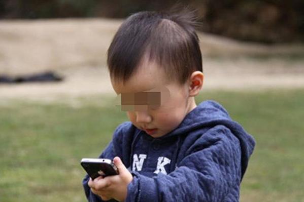 宝宝从小玩手机和不玩手机有什么区别？长大后这四个方面能看出