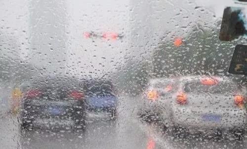 雨天开车时，车窗玻璃和后视镜看不清怎么办？学会这5招完美解决