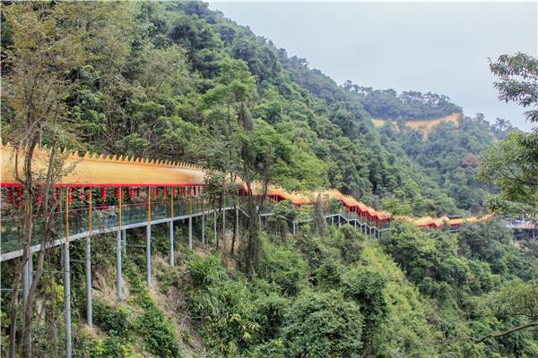 广东天子山在世界上最长的雕塑龙设399米祈福长廊，让游客祈五福