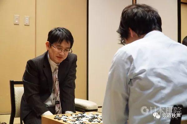 四十岁山下敬吾不甘做配角 棋圣挑战赛挽救赛点破井山绝处逢生