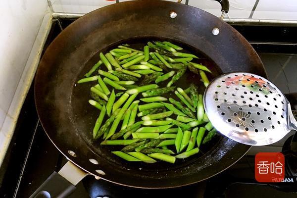 它是蔬菜之王，也是燃烧脂肪的最佳食物，焯个水拌一拌就能吃！