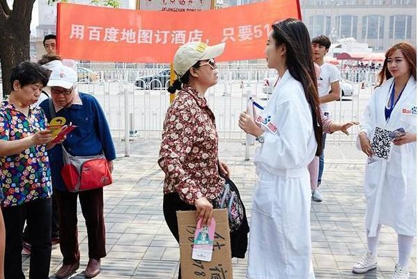 火车站附近小旅馆为何没人住？女生表示宁愿蹲街头，大妈道出内幕