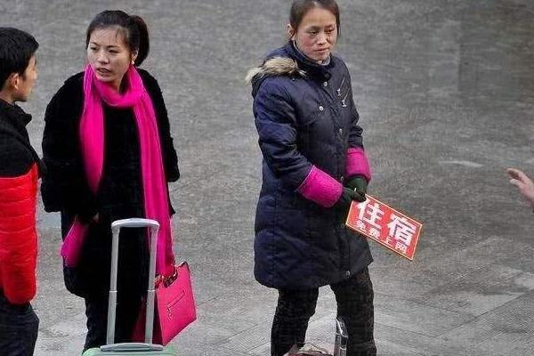 火车站附近小旅馆为何没人住？女生表示宁愿蹲街头，大妈道出内幕