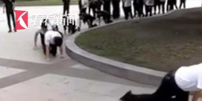 员工广场上边哭边跪地爬行 经理:这是企业文化