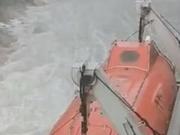 巨浪晃动船体：广东73人工程船走锚漂移