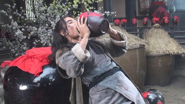 水浒中武松能醉打蒋门神，鲁智深能醉闹五台山，二人谁是醉拳高手