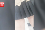 女孩乘地铁裙子被粘不明液体:特恶心