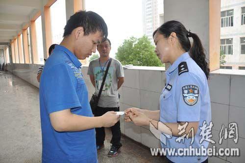 吉布提当地时间8月1日8点,中国人民解放军驻吉布提保障基地举行了部队进驻营区仪式。伴随着雄壮的中华人民共和国国歌,鲜艳的五星红旗冉冉升起;升旗仪式后,举行了阅兵式——基地部分官兵组成4个人员方队和1个装备方队,同吉布提三军仪仗队一道,在营区广场整齐列队,接受检阅。