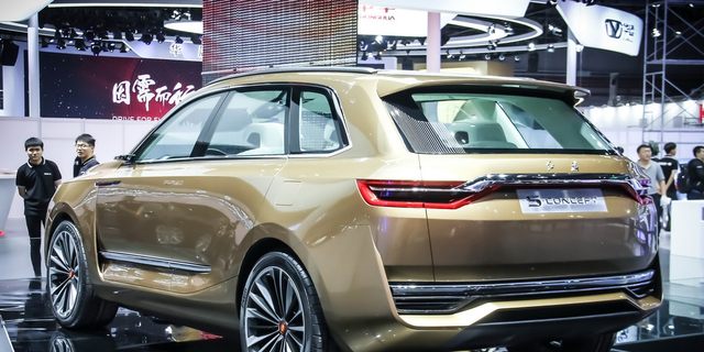 红旗全新SUV亮相车展 网友：比特斯拉前卫