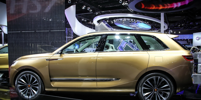 红旗全新SUV亮相车展 网友：比特斯拉前卫