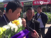 视频：杨洁女儿黑衣现身泪送妈妈 市民捧花落泪