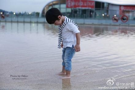 玩得差不多,我们就坐接驳轻轨向市区进发拉。因为接驳轻轨连接