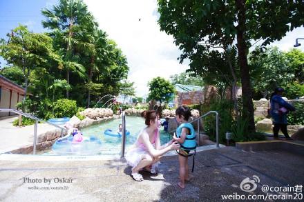 准备开始漂流拉,爸爸嫌要换泳衣麻烦,所以就由妈妈带龙龙下水拉,正好顺便爸爸在上面拍点照片。