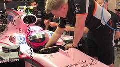 视频-把车手装进F1赛车的步骤