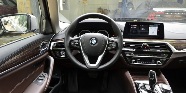 2018款宝马5系2.0T自动530Li尊享型豪华套装