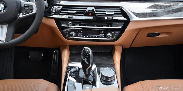 2018款宝马5系2.0T自动530Li尊享型 M运动套装