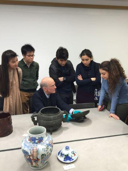 傅爽(左一)带领学生在耶鲁大学美术馆 (Yale University Arts Gallery) 观摩周代青铜铭文,中间讲授者为耶鲁大学美术馆亚洲艺术部主任江文苇博士(Dr. David Ake Sensabaugh) 傅爽(左一)带领学生在耶鲁大学美术馆 (Yale University Arts Gallery) 观摩周代青铜铭文,中间讲授者为耶鲁大学美术馆亚洲艺术部主任江文苇博士(Dr. David Ake Sensabaugh)