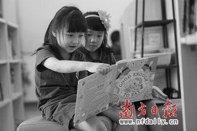 学生在图书馆自由阅览。