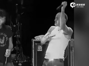 视频：查斯特贝宁顿童年曾遭性骚扰 称想起那些事不寒而栗