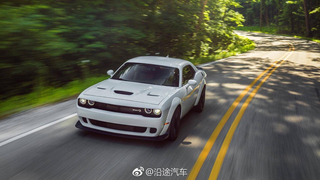 道奇挑战者，白色质感，饱满圆润！ ​