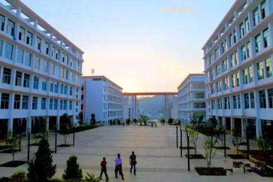 麻栗坡民族中学的主教学楼群(摄影/宾语) 麻栗坡民族中学的主教学楼群(摄影/宾语)