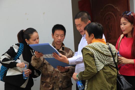 张子培向人们介绍情况 张子培向人们介绍情况