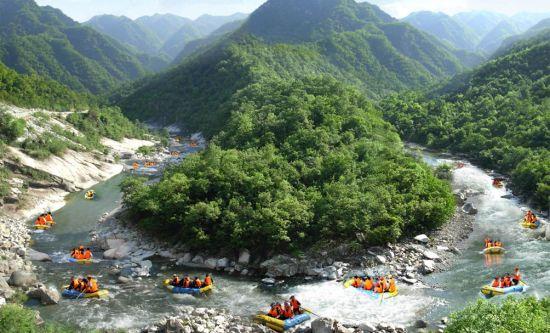 峡谷漂流 图片来源于百分百图片分享网 峡谷漂流 图片来源于百分百图片分享网