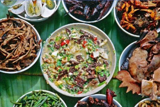中间是鸡肉蘸水(图片来源:王洪伟) 中间是鸡肉蘸水(图片来源:王洪伟)