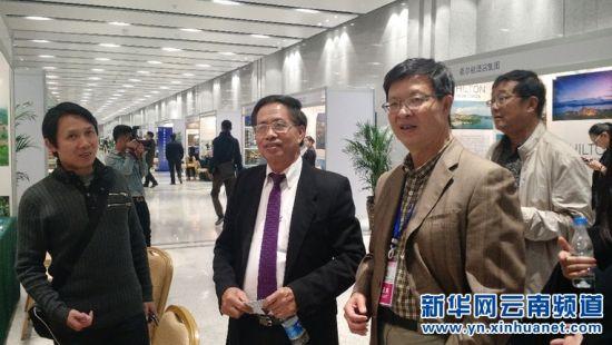老挝龙福投资公司董事长助理王瑞瑜(右一)向客商介绍“万象天阶”项目情况。 老挝龙福投资公司董事长助理王瑞瑜(右一)向客商介绍“万象天阶”项目情况