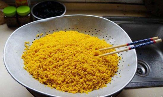 染黄饭(图片来源:新浪博客素面彝女) 染黄饭(图片来源:新浪博客素面彝女)