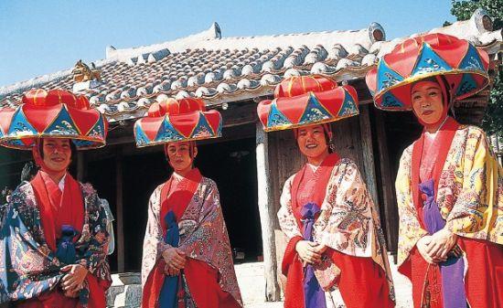 琉球村每天都会上演冲绳传统歌舞。 琉球村每天都会上演冲绳传统歌舞。