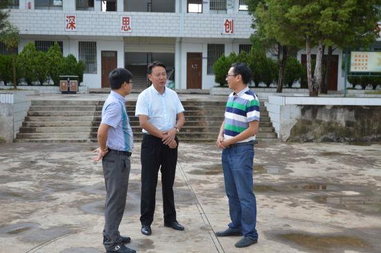 资料图(中共建水县委常委、宣传部部长杨为文(右2)到建水县第十中学调研) 资料图(中共建水县委常委、宣传部部长杨为文(右2)到建水县第十中学调研)
