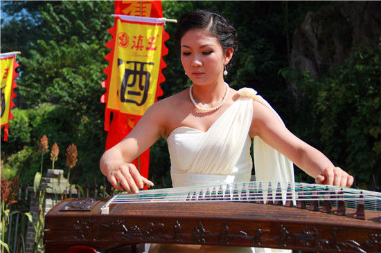 美女在云南君和酒业公司滇王老窖酒庄弹古筝 美女在云南君和酒业公司滇王老窖酒庄弹古筝