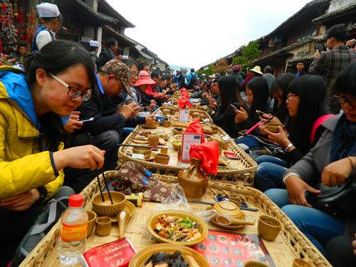 巍山小吃节上的养生宴 巍山小吃节上的养生宴