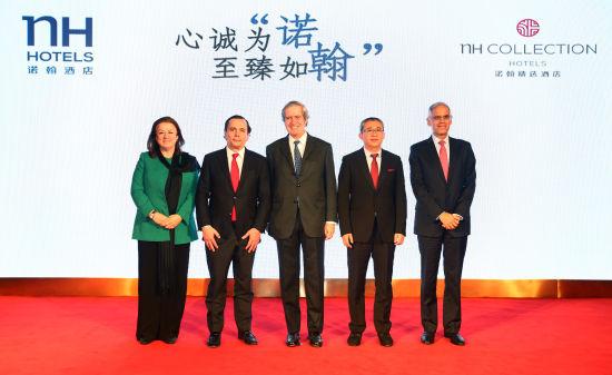 哥伦比亚驻华大使(左一)西班牙驻华大使(中)以及墨西哥驻华大使(右一)到场祝贺 哥伦比亚驻华大使(左一)西班牙驻华大使(中)以及墨西哥驻华大使(右一)到场祝贺