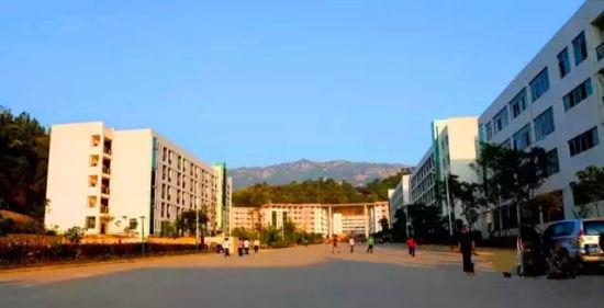 麻栗坡民族中学的主教学楼群(摄影/宾语) 麻栗坡民族中学的主教学楼群(摄影/宾语)