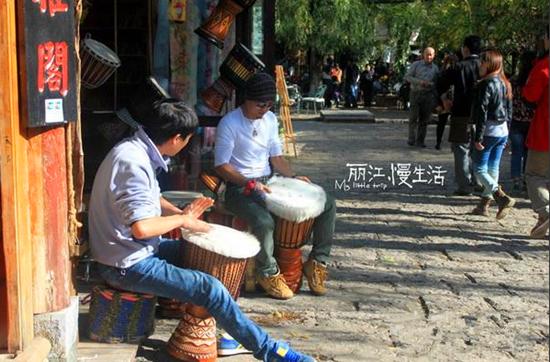 丽江艺人演奏《一瞬间》 丽江艺人演奏《一瞬间》(图:宝善街论坛)