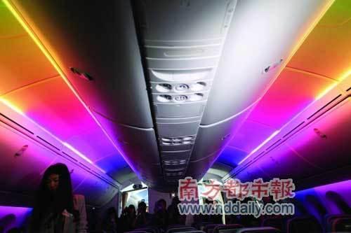 梦想787机舱内营造自然“天空” 梦想787机舱顶部营造自然“天空”