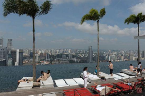 滨海湾金沙酒店楼顶上的游泳池 滨海湾金沙酒店楼顶上的游泳池