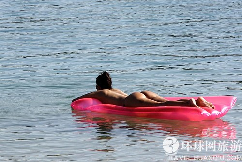 在夏季的周末,这里有各类冲浪活动 在夏季的周末,这里有各类冲浪活动