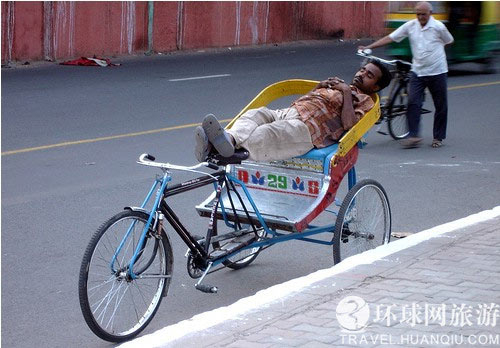 三轮车夫睡在了自己的车上 三轮车夫睡在了自己的车上