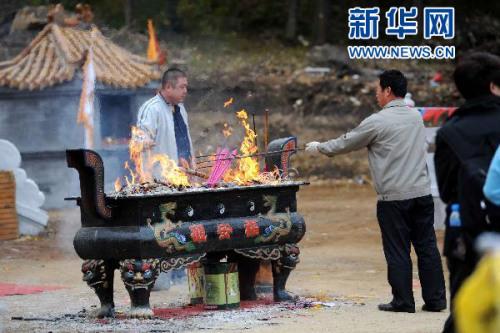香炉山风景区的工作人员需要不停清理香炉以备下批游客继续进香。新华社记者 王松 摄 香炉山风景区的工作人员需要不停清理香炉以备下批游客继续进香。新华社记者 王松 摄