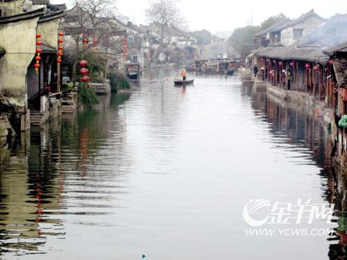西塘的河:西塘的河道比较宽,使古镇的空间显得疏朗,安静。