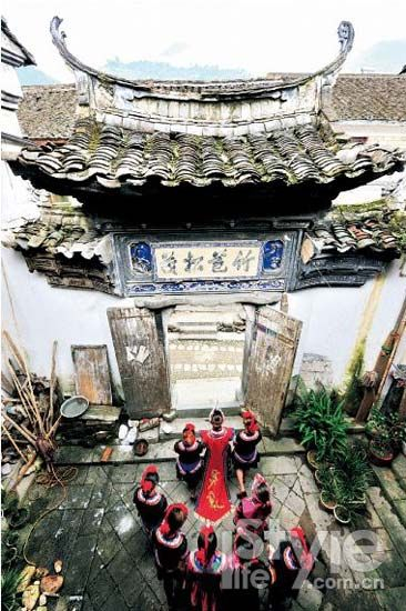 畲族人家有着极其隆重热闹的婚俗,出阁的新娘要由8位赤娘陪伴进行婚礼中的各项仪式,取双喜之意。 畲族人家有着极其隆重热闹的婚俗,出阁的新娘要由8位赤娘陪伴进行婚礼中的各项仪式,取双喜之意。