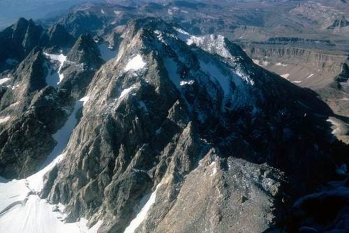 群山巍峨 群山巍峨