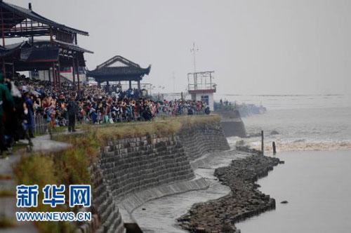 9月23日,游客在观看钱塘江潮。新华社记者 黄宗治 摄 9月23日,游客在观看钱塘江潮。新华社记者 黄宗治 摄