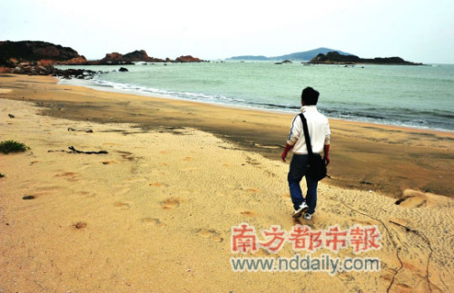 观鱼洲岛上沙滩细腻,海水平静。该岛第一任“岛主”阿彪漫步海滩边。 观鱼洲岛上沙滩细腻,海水平静。该岛第一任“岛主”阿彪漫步海滩边。