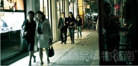 夜幕降临时人们都不甘于待在家中。 夜幕降临时人们都不甘于待在家中。