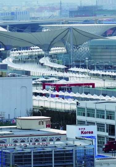 园区内的人行高架步道 园区内的人行高架步道