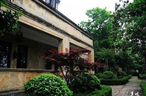 别墅周围绿树环绕 别墅周围绿树环绕